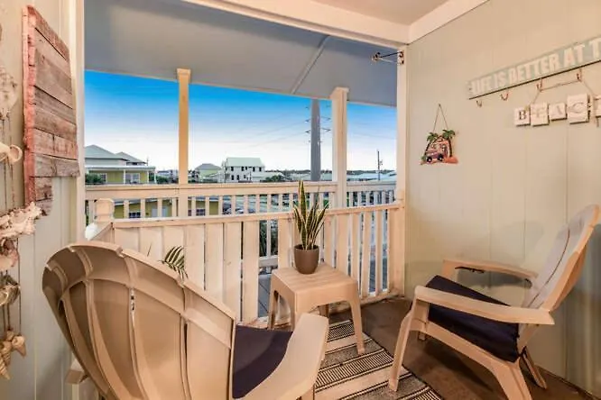 Snowbird Haven: Big Monthly Savings, Steps To Sand Holiday home *