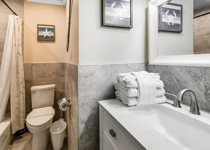 Snowbird Haven: Big Monthly Savings, Steps To Sand Holiday home *